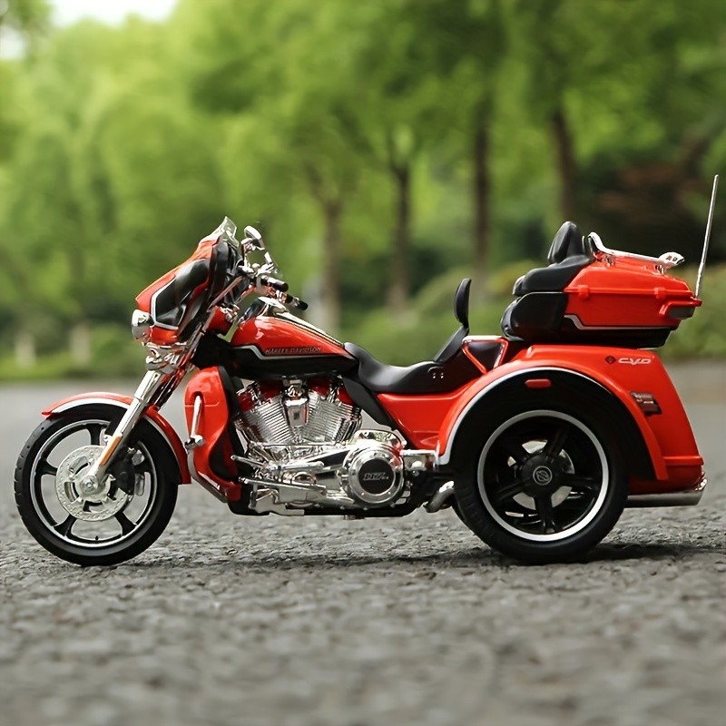 Maisto 1:12 Scale - Davidson CVO Tri Glide 2021 Trike Die-Cast Collectible Motorcycle Model