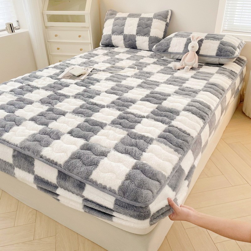 Checkerboard Warm Plush Mattress Cover