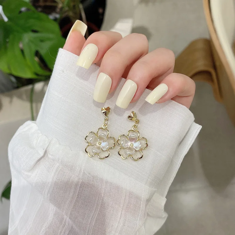2024 New fashion hold flower earings women gender ceremony senior sense early warming party jewelry gift hot selling