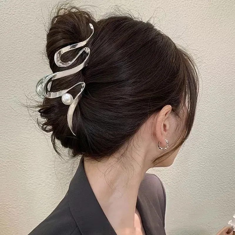 Color: army green - Korean Style Fashion Cool Metal Hair Claws Temperament Personality Shark Clips For Women Simple Headwear Hair Accessories