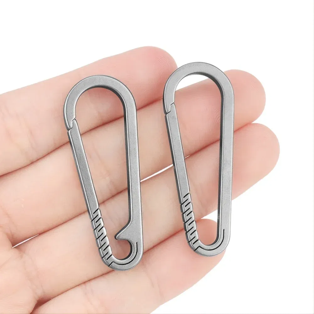 Color: black - High-End Titanium Keychain Men Car Key Chain Key Ring Ultra Lightweight EDC Carabiner Key Holder Outdoor Hiking Buckle Tool Gift