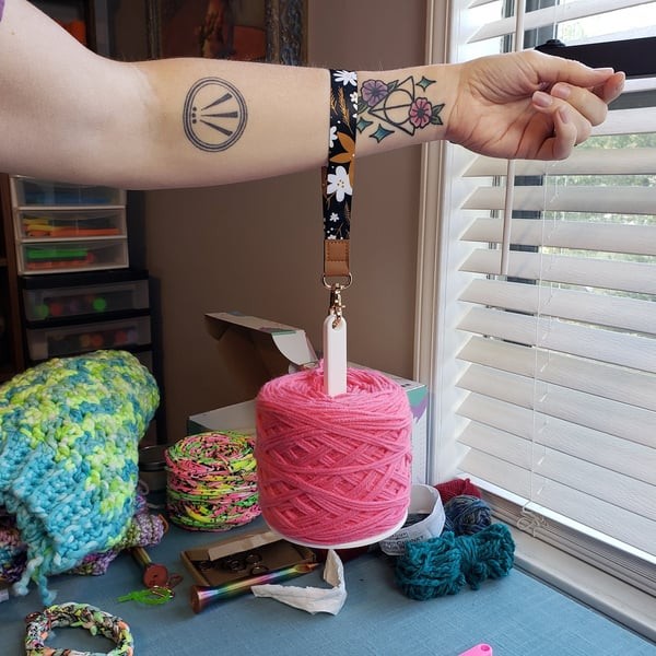 Portable Wrist Yarn Holder, Travel Wrist Hanging Yarn Dispenser