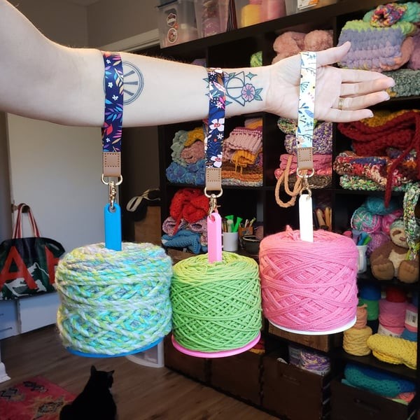 Portable Wrist Yarn Holder, Travel Wrist Hanging Yarn Dispenser