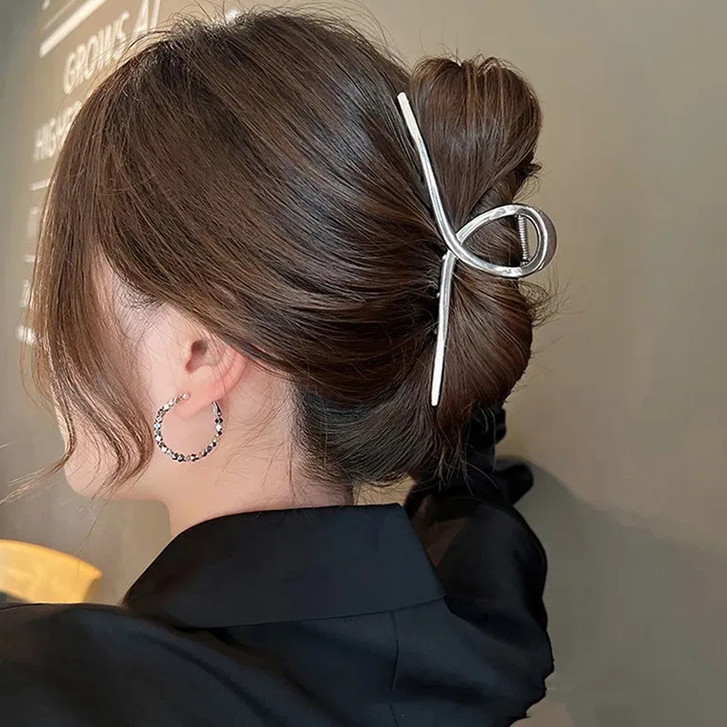 Color: Champagne - Korean Style Fashion Cool Metal Hair Claws Temperament Personality Shark Clips For Women Simple Headwear Hair Accessories