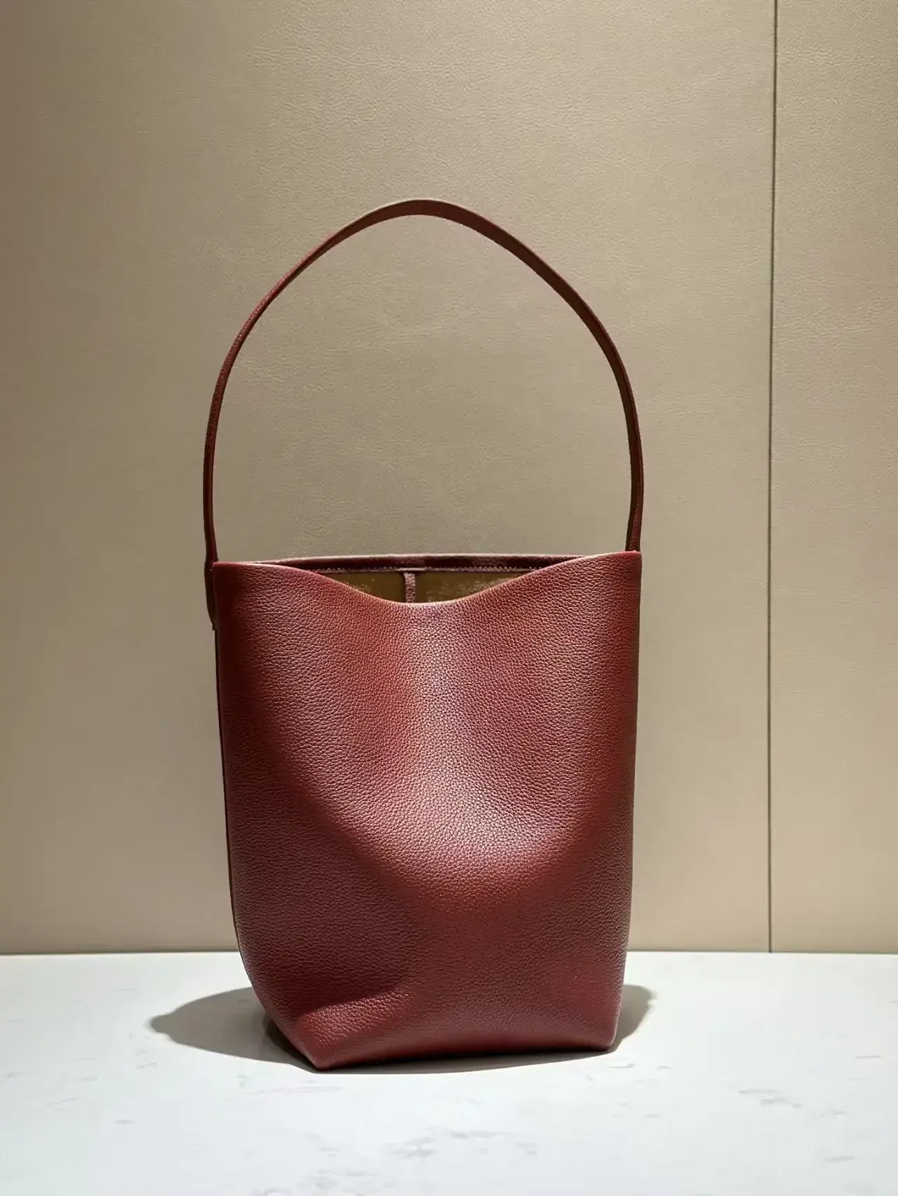 Color: Dark Grey, Size: Extra Large - 24ss High Quality Classic Water Bucket Bag Lychee Patterned Top Layer Cowhide Shoulder Bag Women's Commuting Bag Large capacity