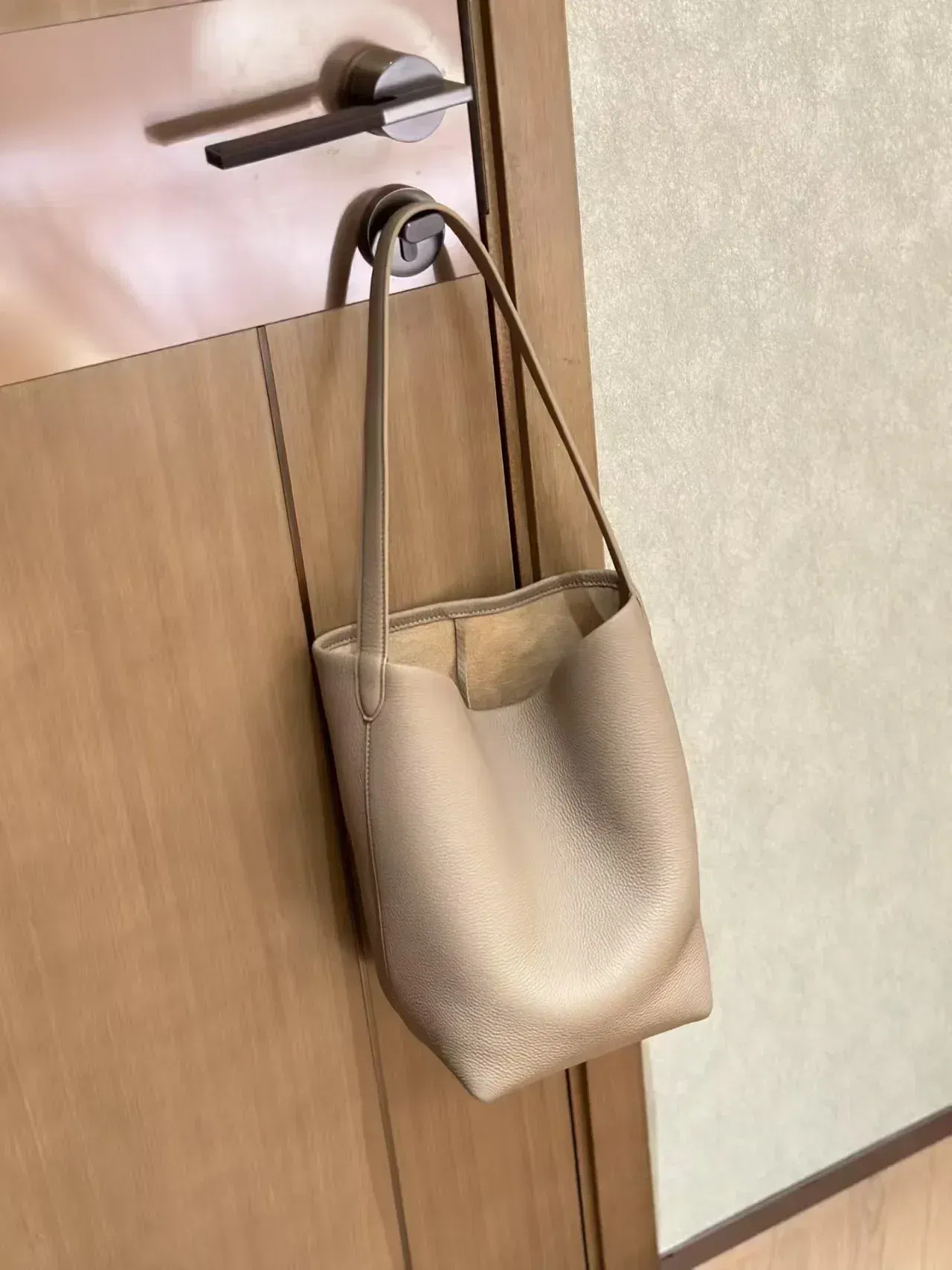 Color: Dark Grey, Size: Extra Large - 24ss High Quality Classic Water Bucket Bag Lychee Patterned Top Layer Cowhide Shoulder Bag Women's Commuting Bag Large capacity