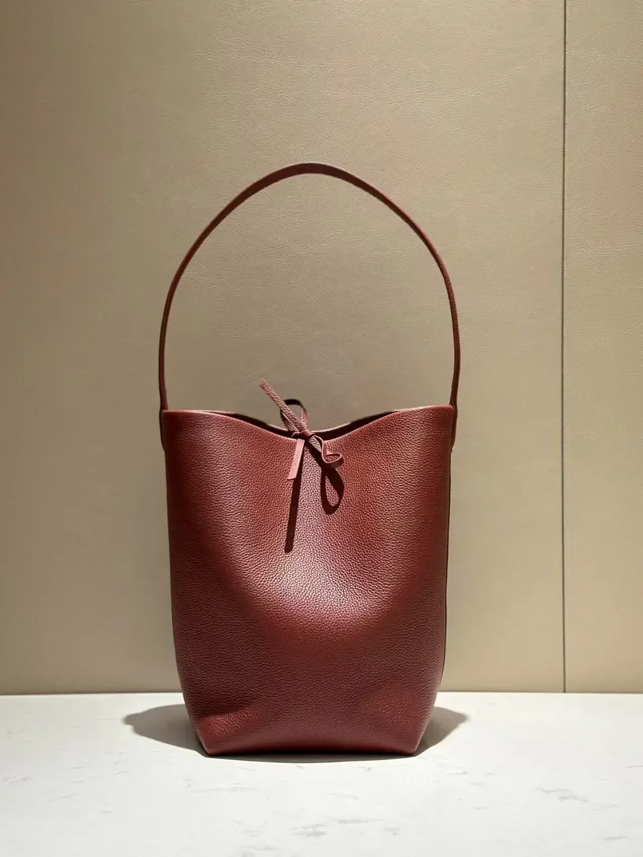 Color: Dark Grey, Size: Extra Large - 24ss High Quality Classic Water Bucket Bag Lychee Patterned Top Layer Cowhide Shoulder Bag Women's Commuting Bag Large capacity
