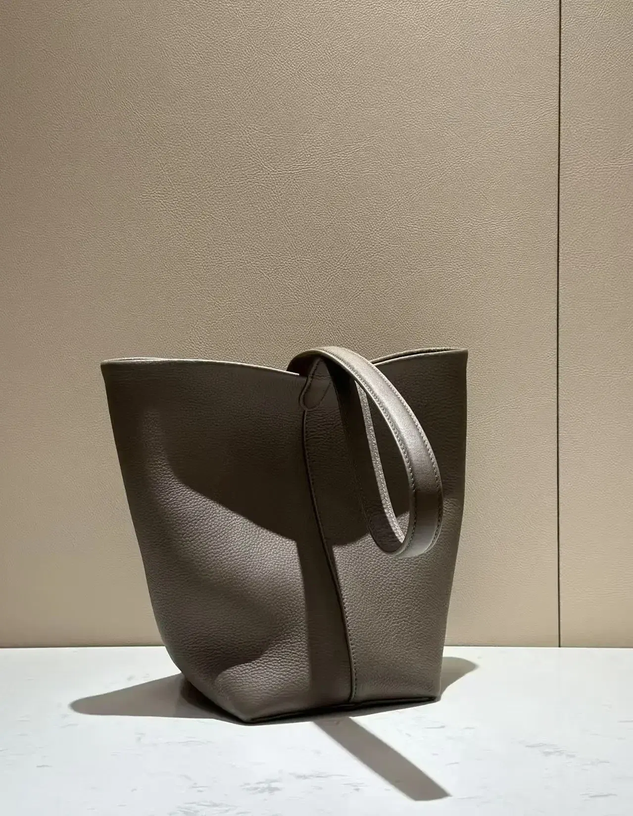 Color: Beige, Size: Extra Large - 24ss High Quality Classic Water Bucket Bag Lychee Patterned Top Layer Cowhide Shoulder Bag Women's Commuting Bag Large capacity