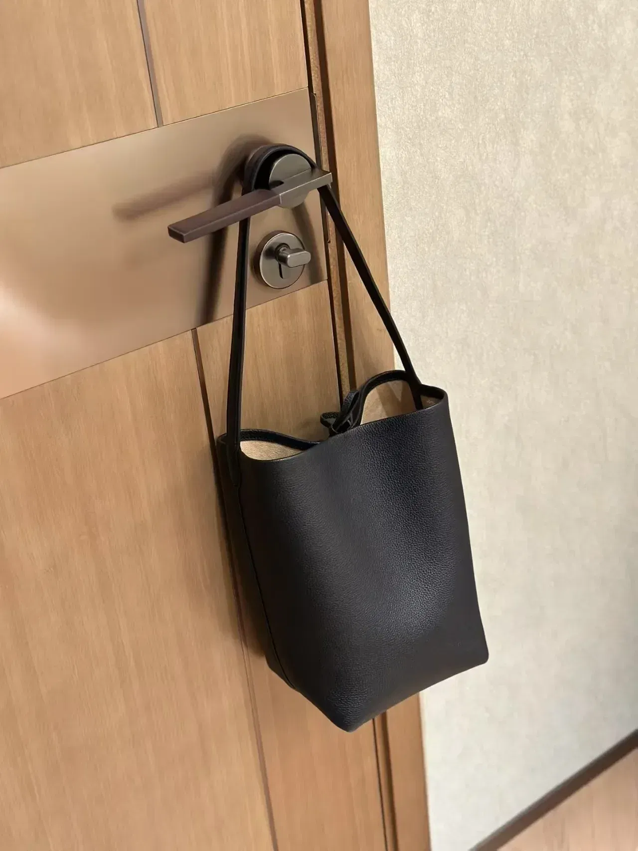 Color: Beige, Size: Extra Large - 24ss High Quality Classic Water Bucket Bag Lychee Patterned Top Layer Cowhide Shoulder Bag Women's Commuting Bag Large capacity