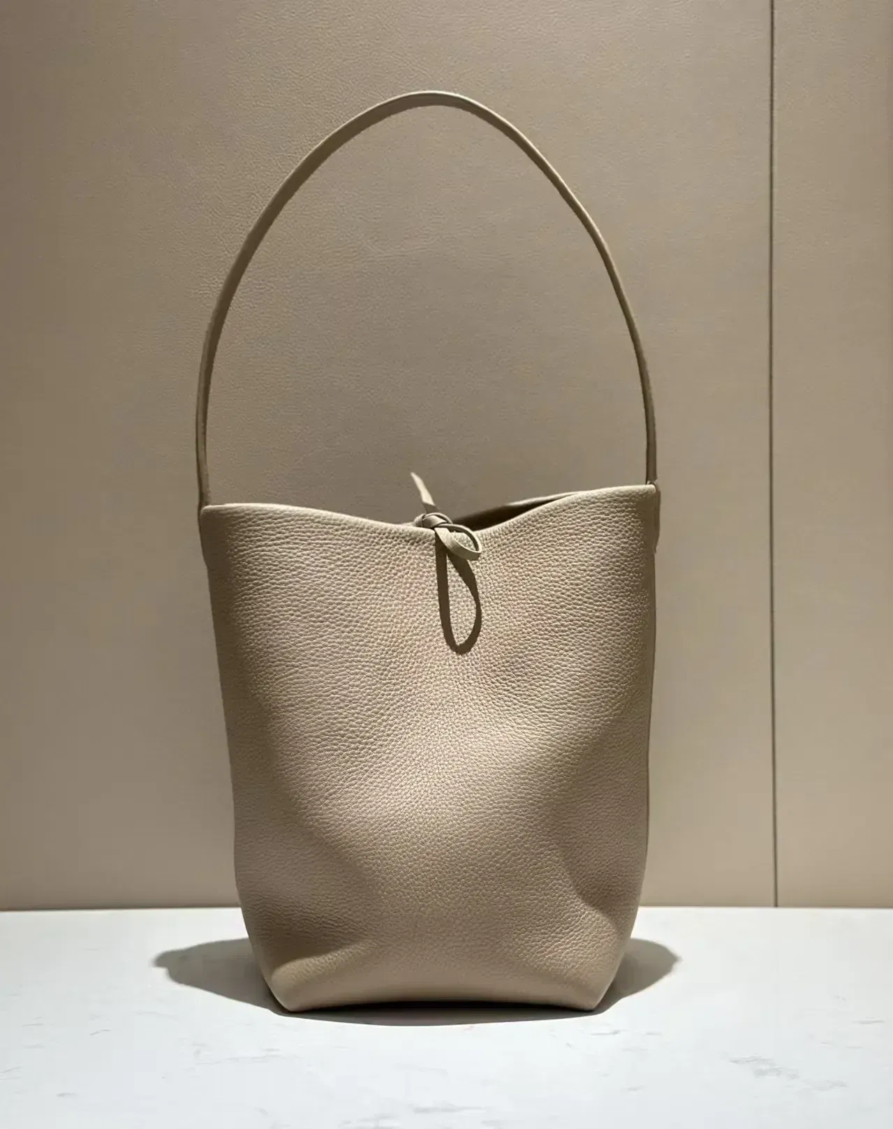 Color: Beige, Size: Extra Large - 24ss High Quality Classic Water Bucket Bag Lychee Patterned Top Layer Cowhide Shoulder Bag Women's Commuting Bag Large capacity