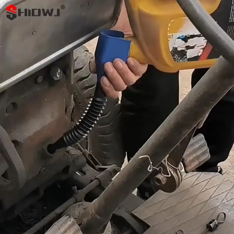 Color: black - 1Pc Car Refueling Funnel Gasoline Foldable Engine Oil Funnel Plastic Funnel Car Motorcycle Refueling Tool Auto Accessories