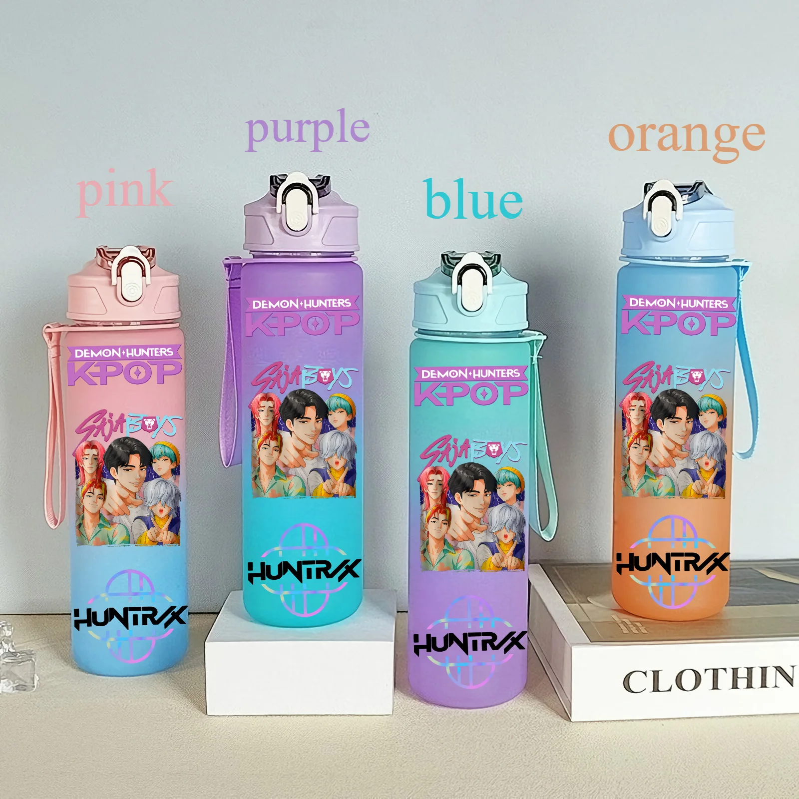 Color: PEACOCK BLUE, Size: 40cm - 750ML K-pop Demon Hunters HUNTR X Rumi Mira Zoey Jinu Celine Kpop Plastic Water Cup K Pop Drinking Bottle School Huntrix Gourde
