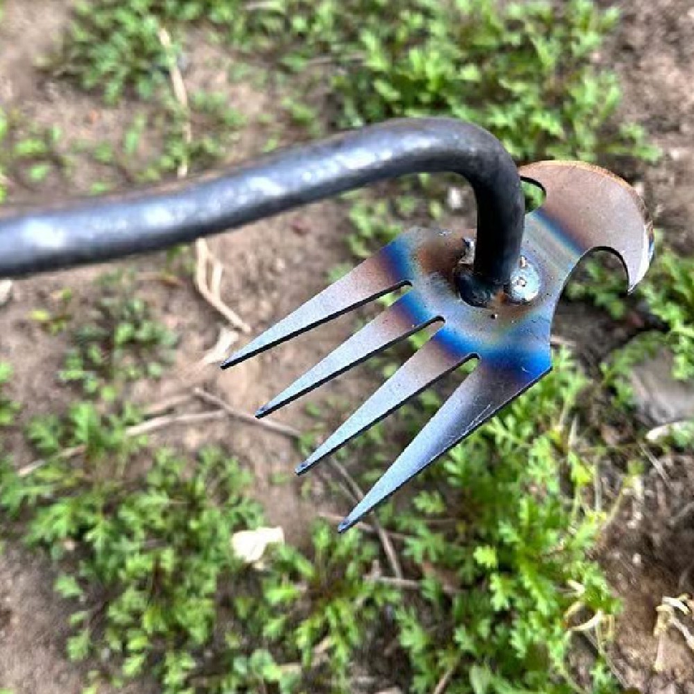 Artifact Uprooting Weeding Tool