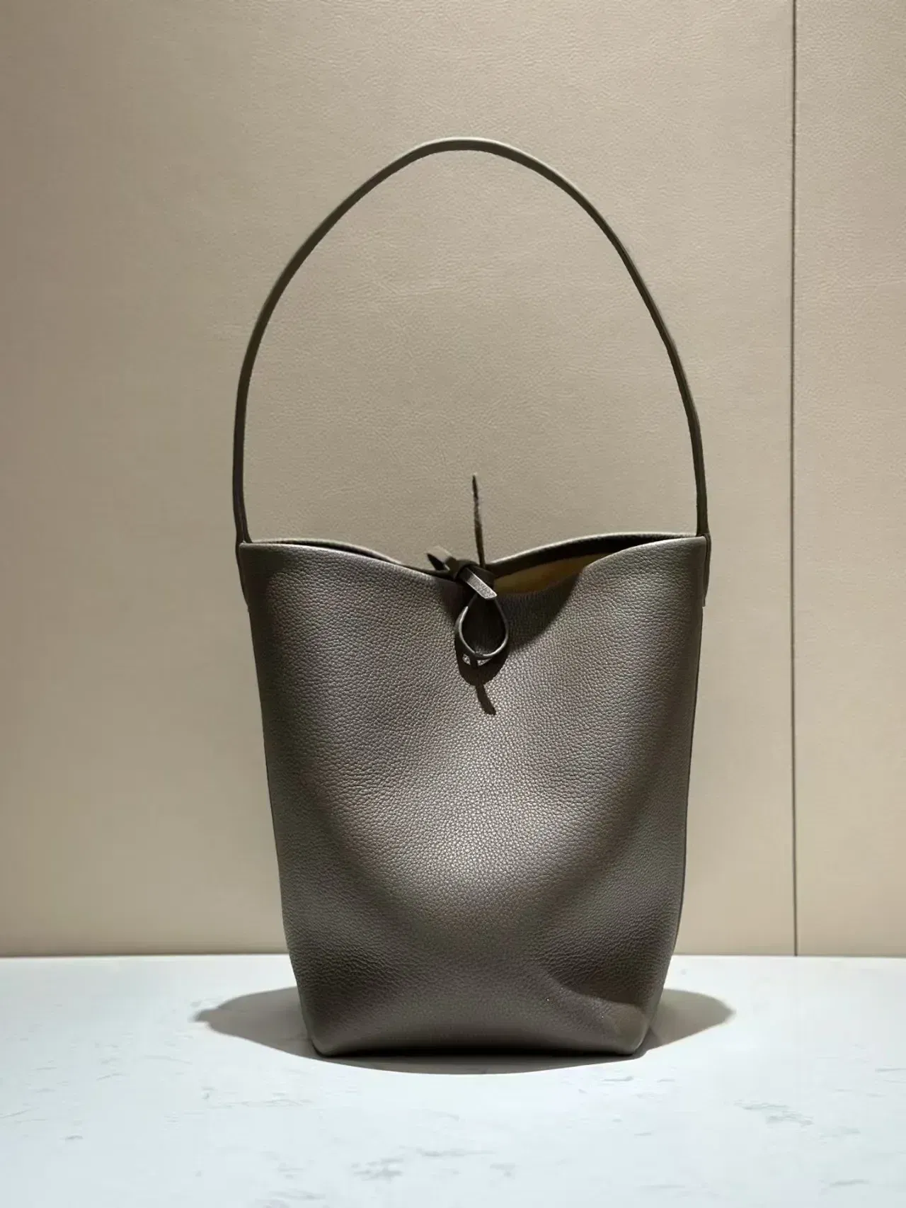 Color: Blue, Size: Extra Large - 24ss High Quality Classic Water Bucket Bag Lychee Patterned Top Layer Cowhide Shoulder Bag Women's Commuting Bag Large capacity