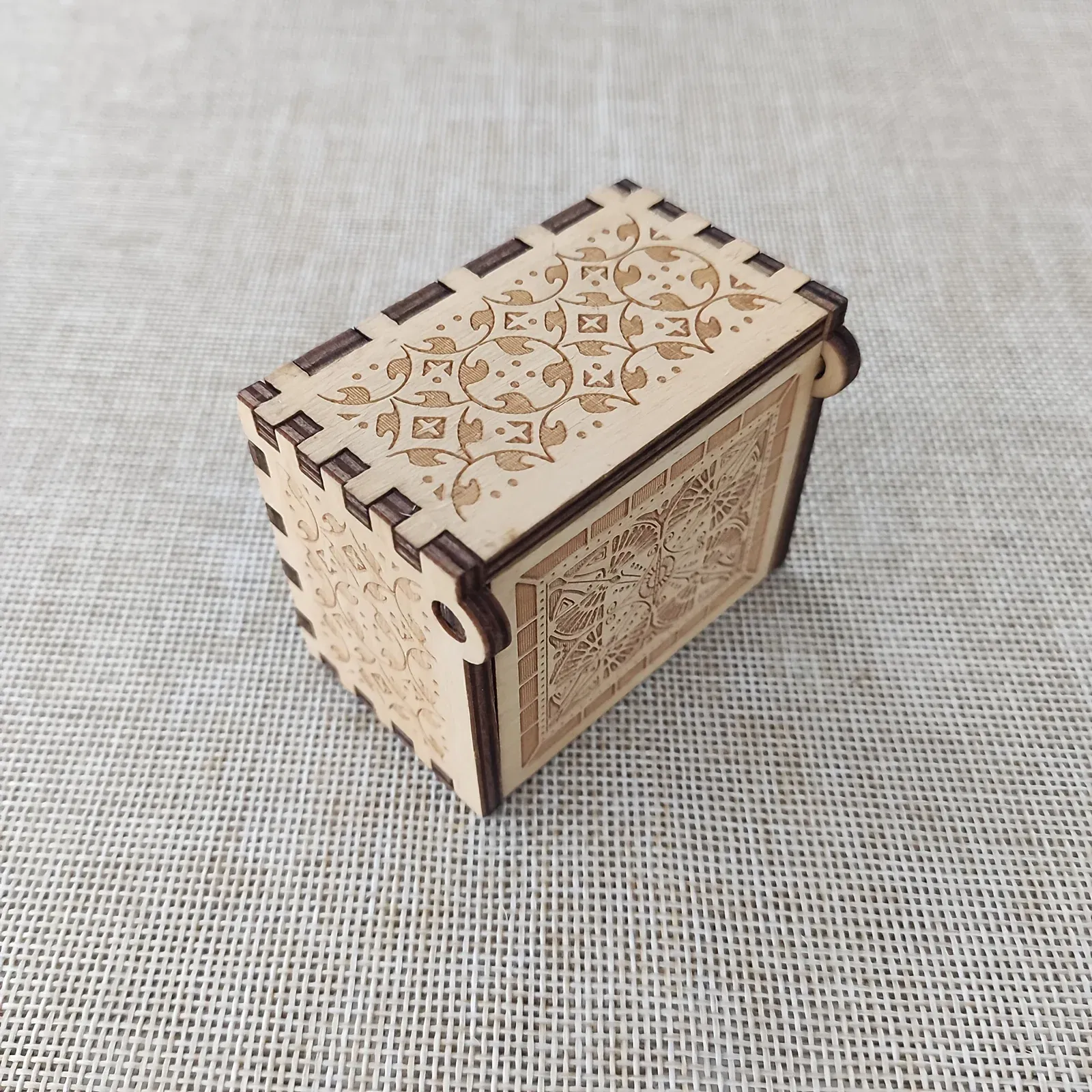 Birthday Music Box Wooden Antique Carved Hand Cranked Classic Theme Music for Christmas Gifts Family Decoration