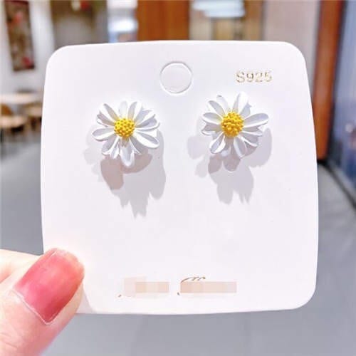 Cute Daisy Design Floral Fashion Women Wholesale Stud Earrings - White