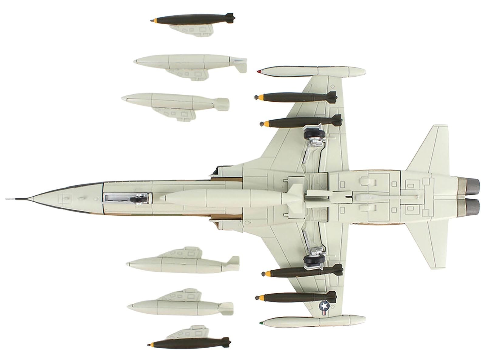 Northrop F-5C Skoshi Tiger Aircraft "64-13332 10th FCS Bien Hoa AFB" (1965) United States Air Force "Air Power Series" 1/72 Diecast Model by Hobby Master