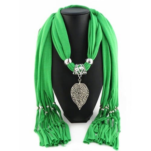 Refined Hollow Leaf Pendant Fashion Scarf Necklace - Green
