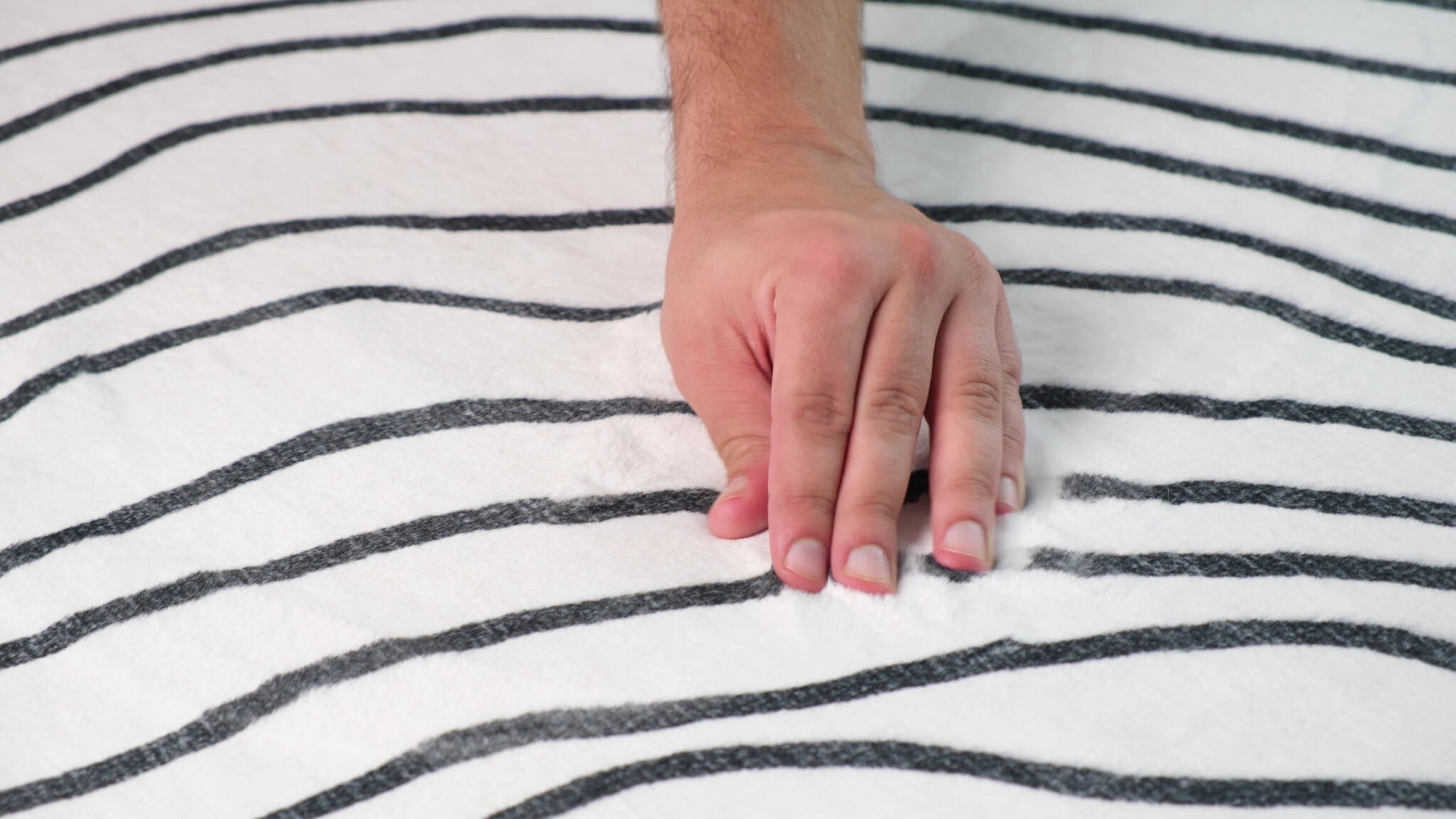 4' X 6' Black and White Abstract Area Rug