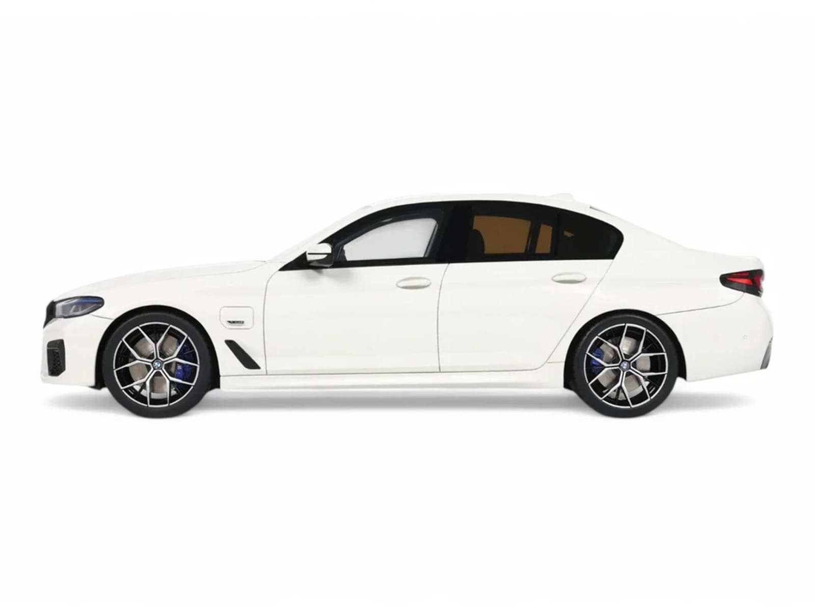 2023 BMW 545e xDrive M Sport Alpine White 1/18 Model Car by GT Spirit