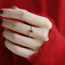 Retro Light Luxury Small Ring Girl