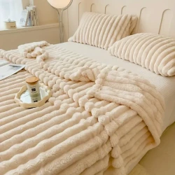 Flannel Bed Blankets And Towel Quilts Have Excellent Thermal Insulation Properties And Can Keep Out The Cold