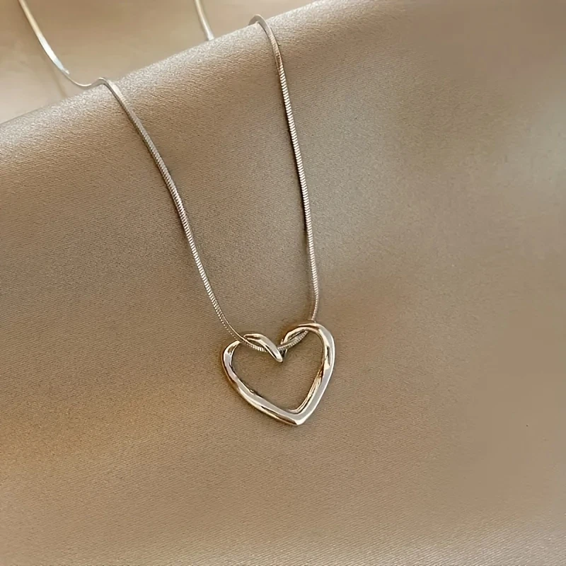 A Delicate Hollowed-out Peach Heart-shaped Minimalist Collarbone Pendant Necklace – The Perfect Gift for Ladies
