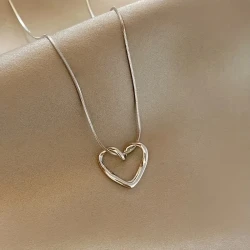 A Delicate Hollowed-out Peach Heart-shaped Minimalist Collarbone Pendant Necklace – The Perfect Gift for Ladies