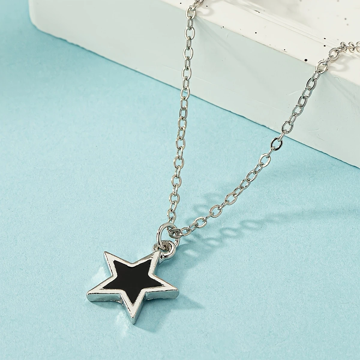 Elegant & Sexy Star Pendant Necklace for Women – Zinc Alloy, Perfect for Daily Wear or Vacation