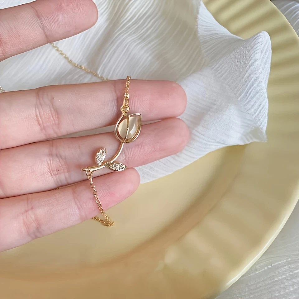 A Minimalist Luxury Tulip Necklace for Women – Perfect for Everyday Wear