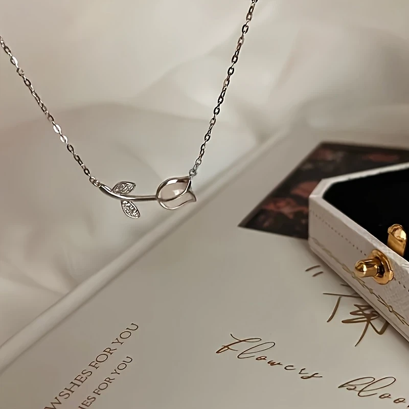 A Minimalist Luxury Tulip Necklace for Women – Perfect for Everyday Wear